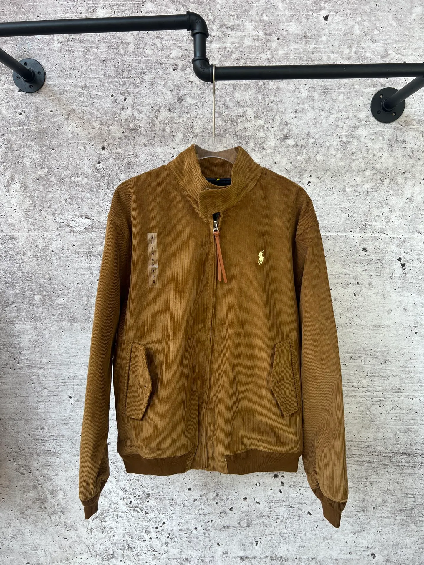 P330 Ralph Lauren autumn old-money style unisex Harrington corduroy jacket. The upper body of major celebrities and Internet celebrities is the same. The short and wide version of the corduroy fabric upper body is soft and comfortable. The inner plaid fabric is made of customized rental accessories and fine workmanship.